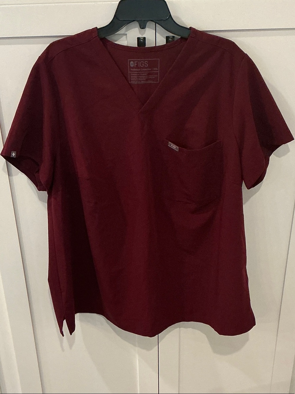 FIGS Women’s Catrina top, maroon size 3XL